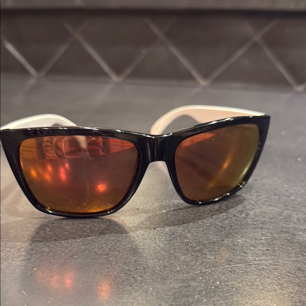 SUNCLOUD Black and White Sunglasses with Red Pouch